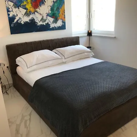 Victoria Apartment *